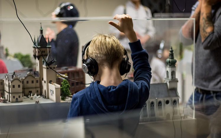 Besucher Anlage Sonderausstellung Kopfhoerer