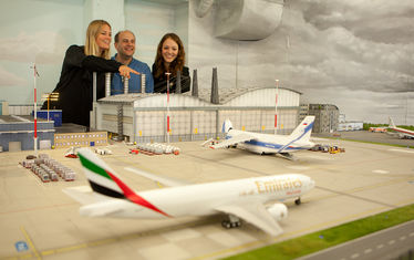 Besucher Hinter Der Anlage Fuehrung 2