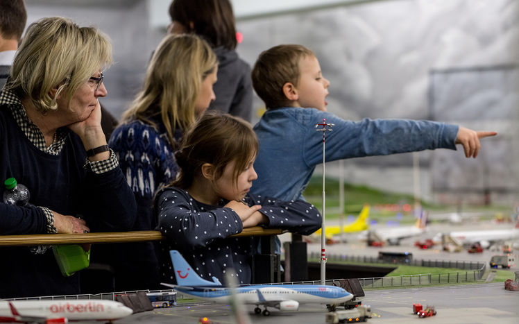 Besucher Anlage Familie Flughafen
