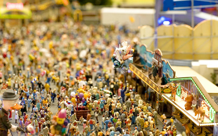 Mitteldeutschland kirmes tag hauptgasse luftballons