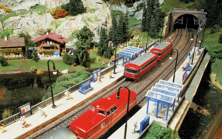 Oesterreich Alpen Schienenbus Bahnhof