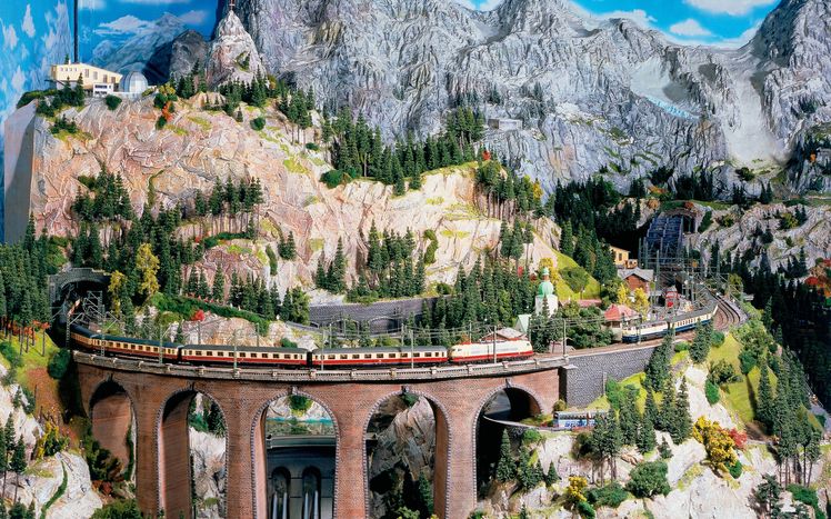 OesterreichAlpen Viadukt Zuege